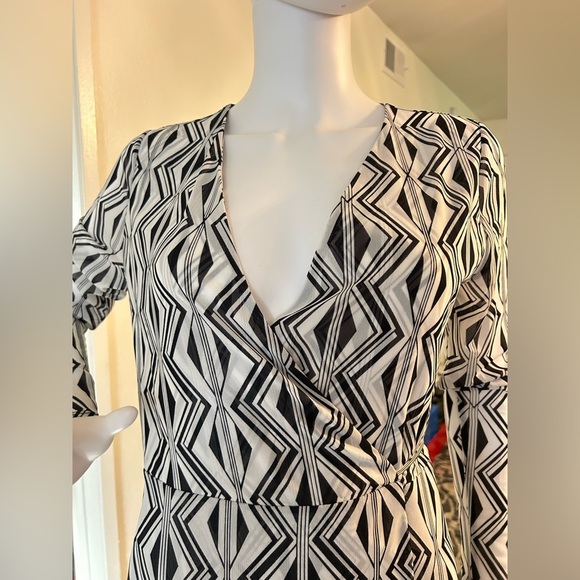 White House Black
Market Mesh Wrap Dress Long Sleeve V-Neck Size 10 - Picture 7 of 9